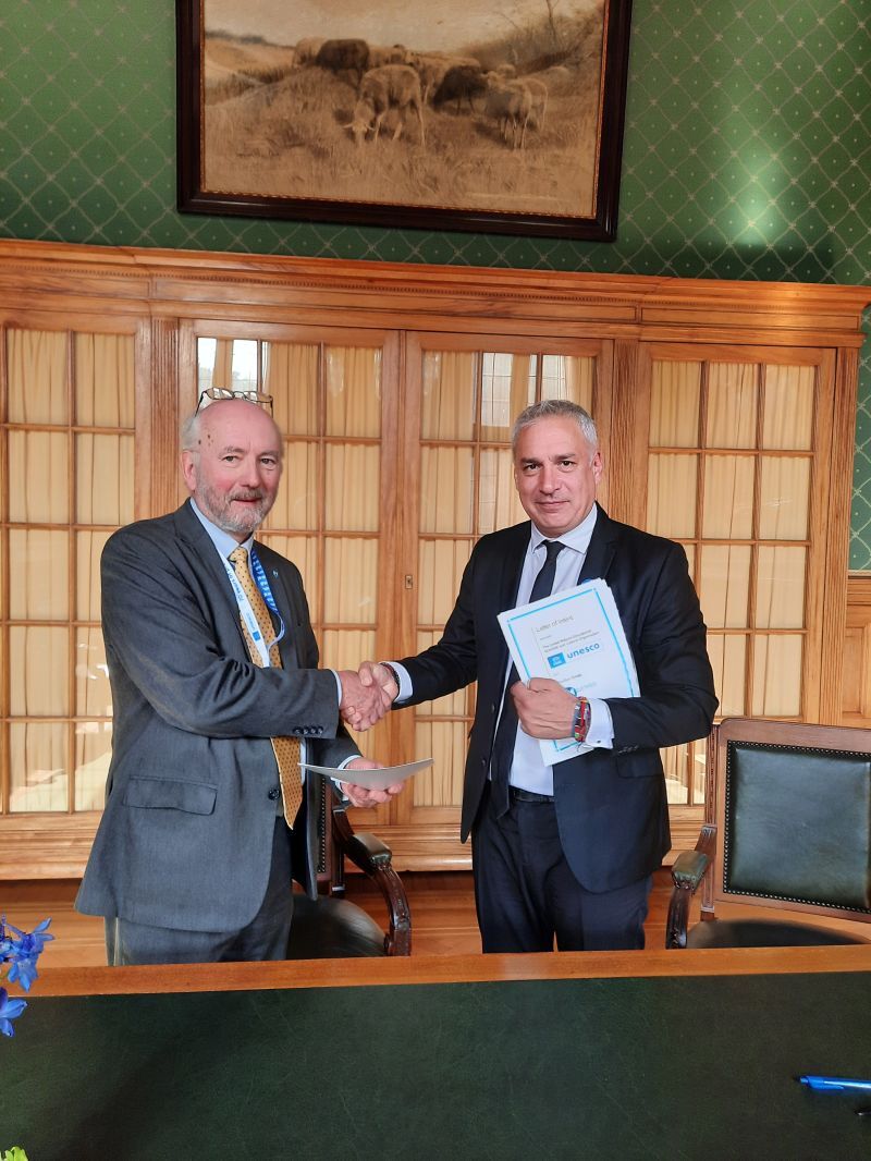 Delighted to share yesterday evening President Stone signed, in the Peace Palace, on behalf of the Blue Shield, a Letter of Intent with Ernesto Ottone, Assistant D-G for Culture, at the ‘Cultural Heritage and Peace Conference: Building on 70 Years of the Hague Convention’