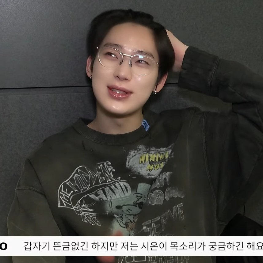 obsessed with sunoo brushing his hair up while wearing his clear specs on omg