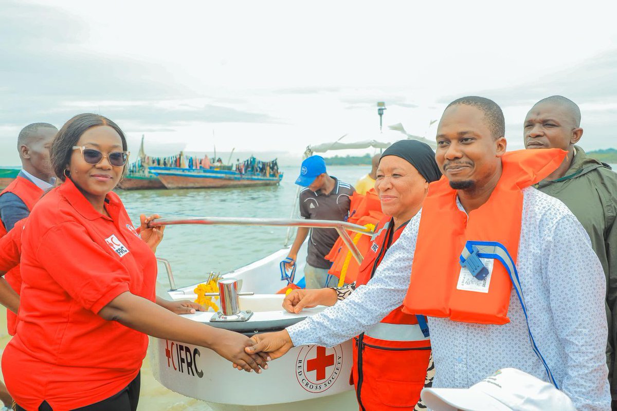 To celebrate 62 years of humanitarian service @trcs1962 👏: 🇹🇿 Awarded the President of the Republic of Tanzania, @SuluhuSamia a humanitarian award 💳Launched a new membership card in partnership with NBC bank to drive fundraising. 🛶Received a boat courtesy of @IFRC.