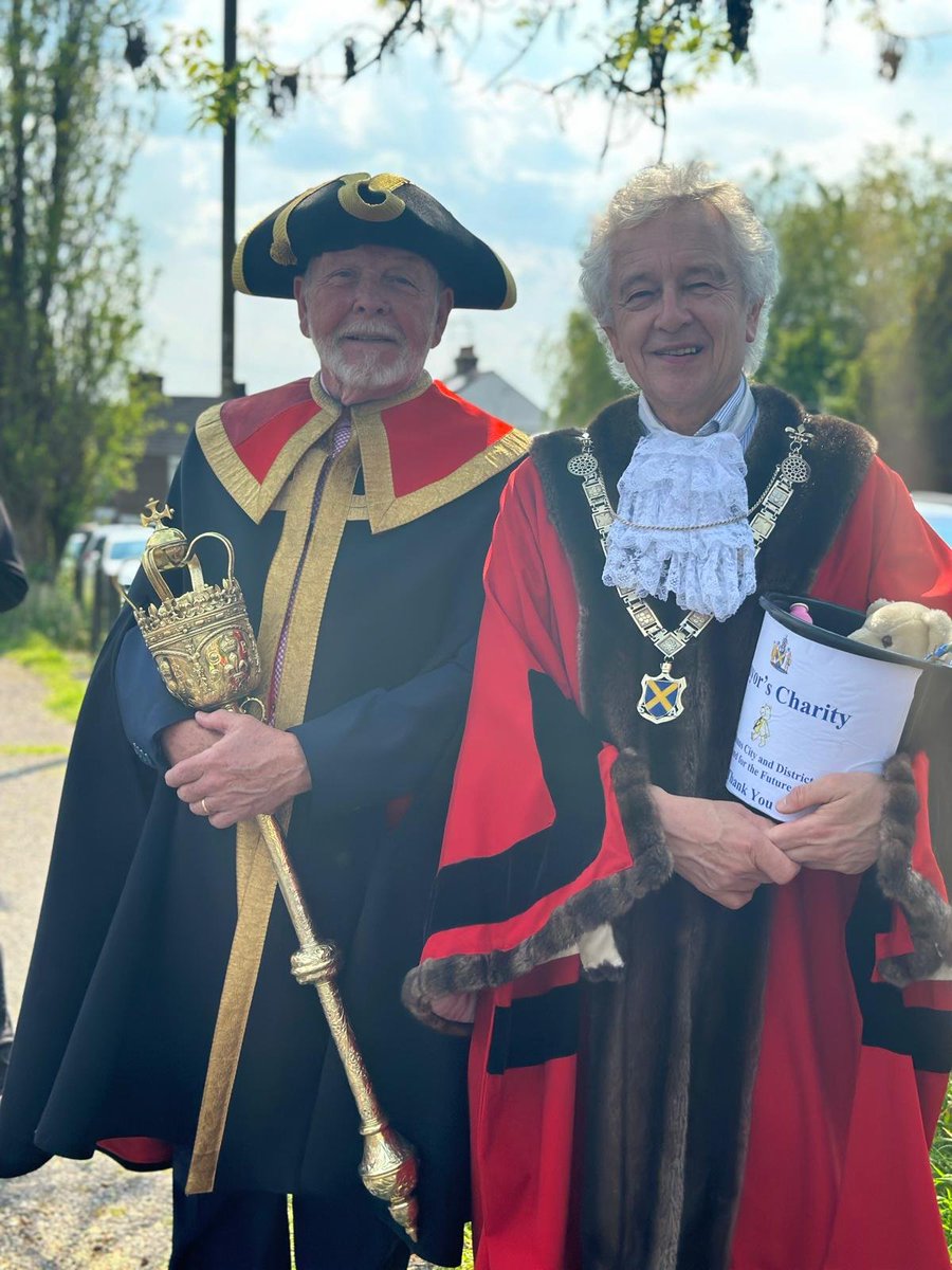 Around 80 people took part in the ancient custom of Beating the Bounds with St Albans Mayor, Councillor Anthony Rowlands.
He led a procession in brilliant sunshine on Sunday along the historic boundaries of the City in a ceremony that dates back to 1327: stalbans.gov.uk/news/beating-b…