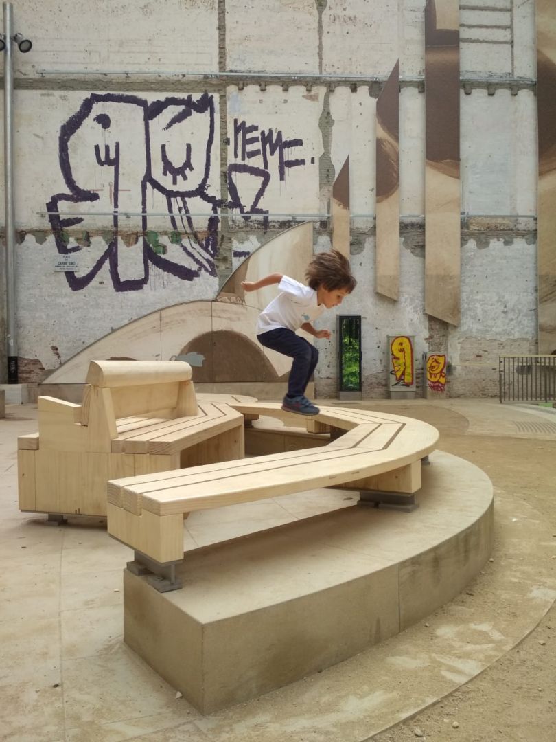 Intervención en un solar resultado del derribo de edificios para espacio público y zona de juegos de una escuela de barrio. Plaça Carme Simó en Barcelona de Josep Llinás, Medalla de Oro de la Arquitectura 2024. #DimartsUrbans Más información en afasiaarchzine.com/2020/11/josep-…