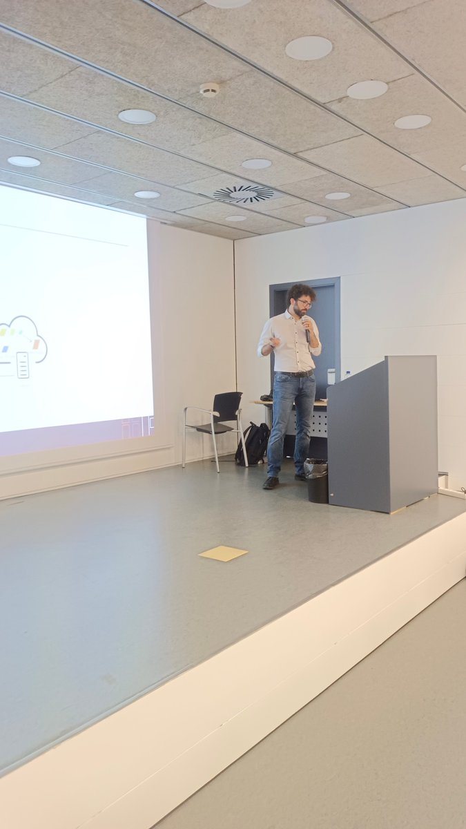 Researcher at @IITCNR, Dr. Lorenzo Valerio, shared with the #TelecoRenta International Student Workshop attendees his insights on Federated Learning and coping with heterogeneity and limited resources at the Edge @TelecoRenta @iCERCA #CTTC