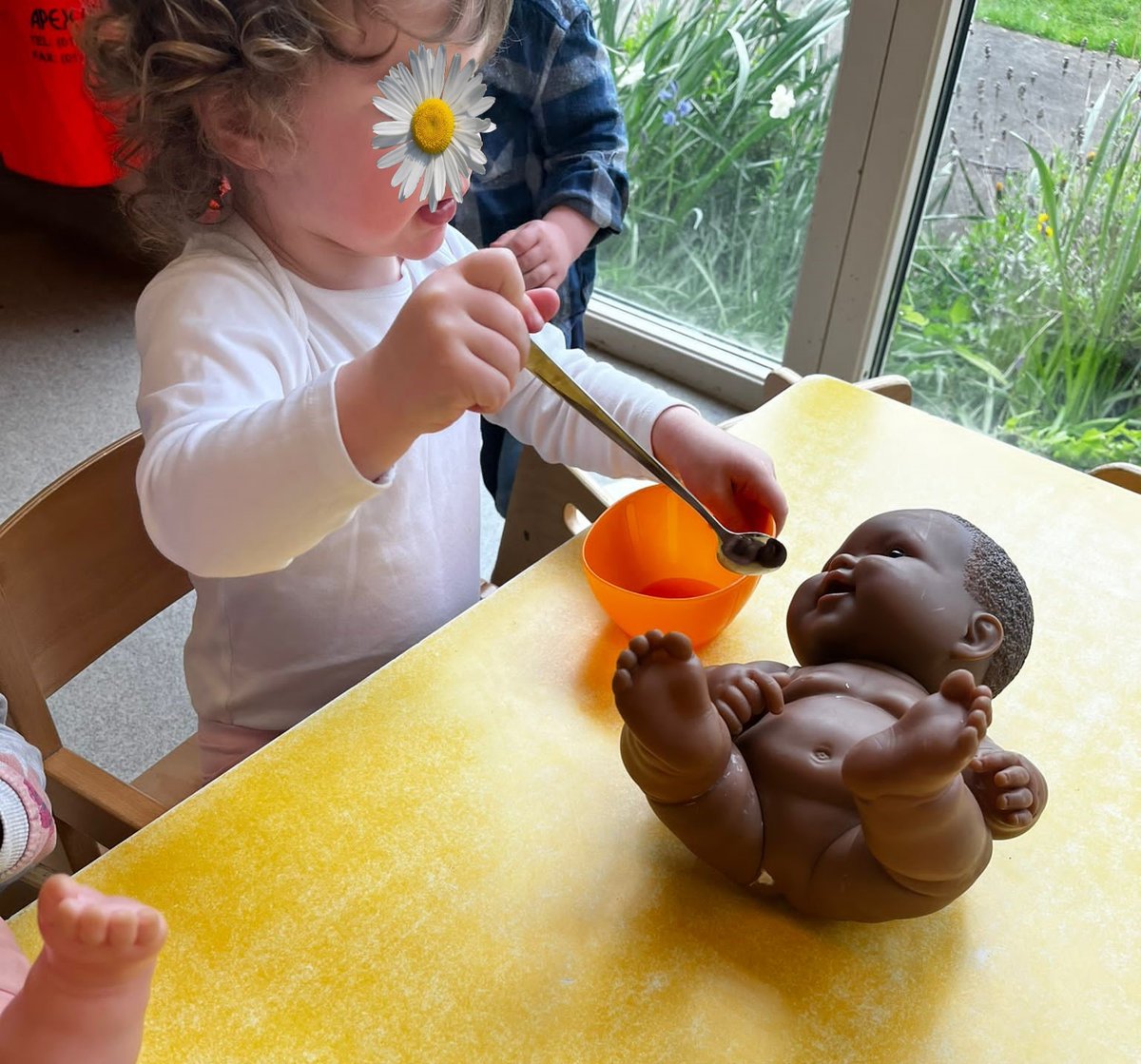 𝐓𝐞𝐫𝐞𝐧𝐮𝐫𝐞 𝐂𝐞𝐧𝐭𝐫𝐞:  Children begin pretend play around one year of age. Feeding dolls gives the wobblers practice holding and using utensils such as spoons, forks, cups and bowls. #daisychaincare #childcaredublin #daisychaindub #wobblers #Terenure