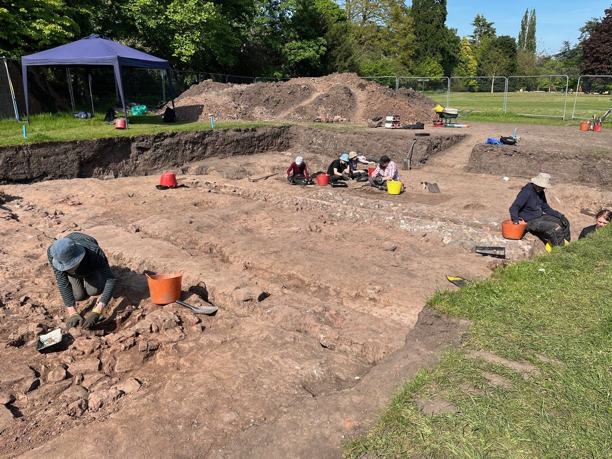 It’s TODAY! Come & meet our archaeologists, see our finds & hear about our discoveries this year - we're open from 1.30-4.30pm in Grosvenor Park, Chester. We’re located near to St John’s Church. Catch the ‘after’ version of this group of keen students! @cwacmuseums @uochester