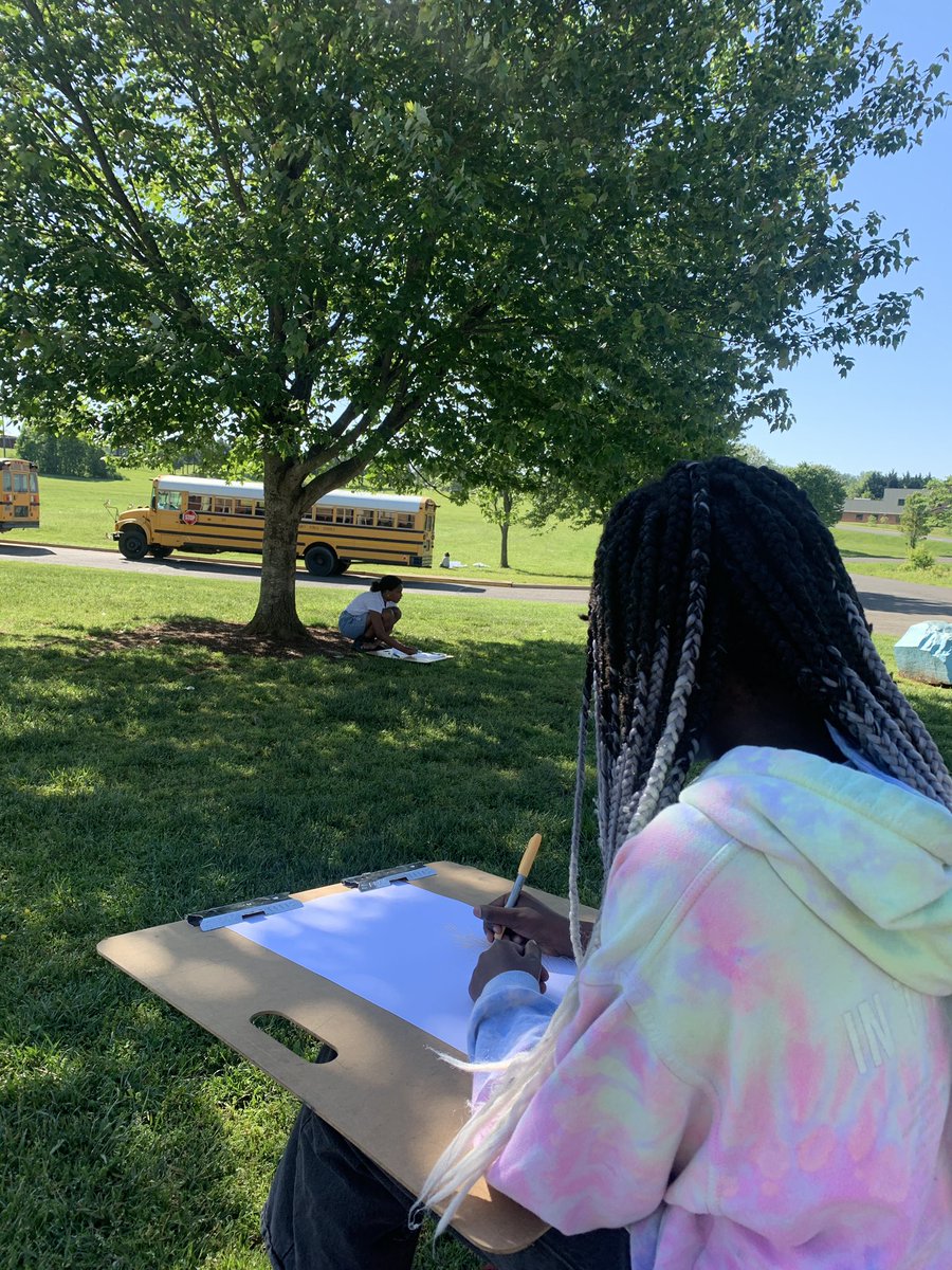 We broke free from the art room yesterday because the weather was just so perfect! Kids were excited to try out drawing boards. We talked about how you can take art with you on vacation w/ sketchbooks & clipboards! We even found a tree frog! 
#FCPS1Arts
#SpottyUp