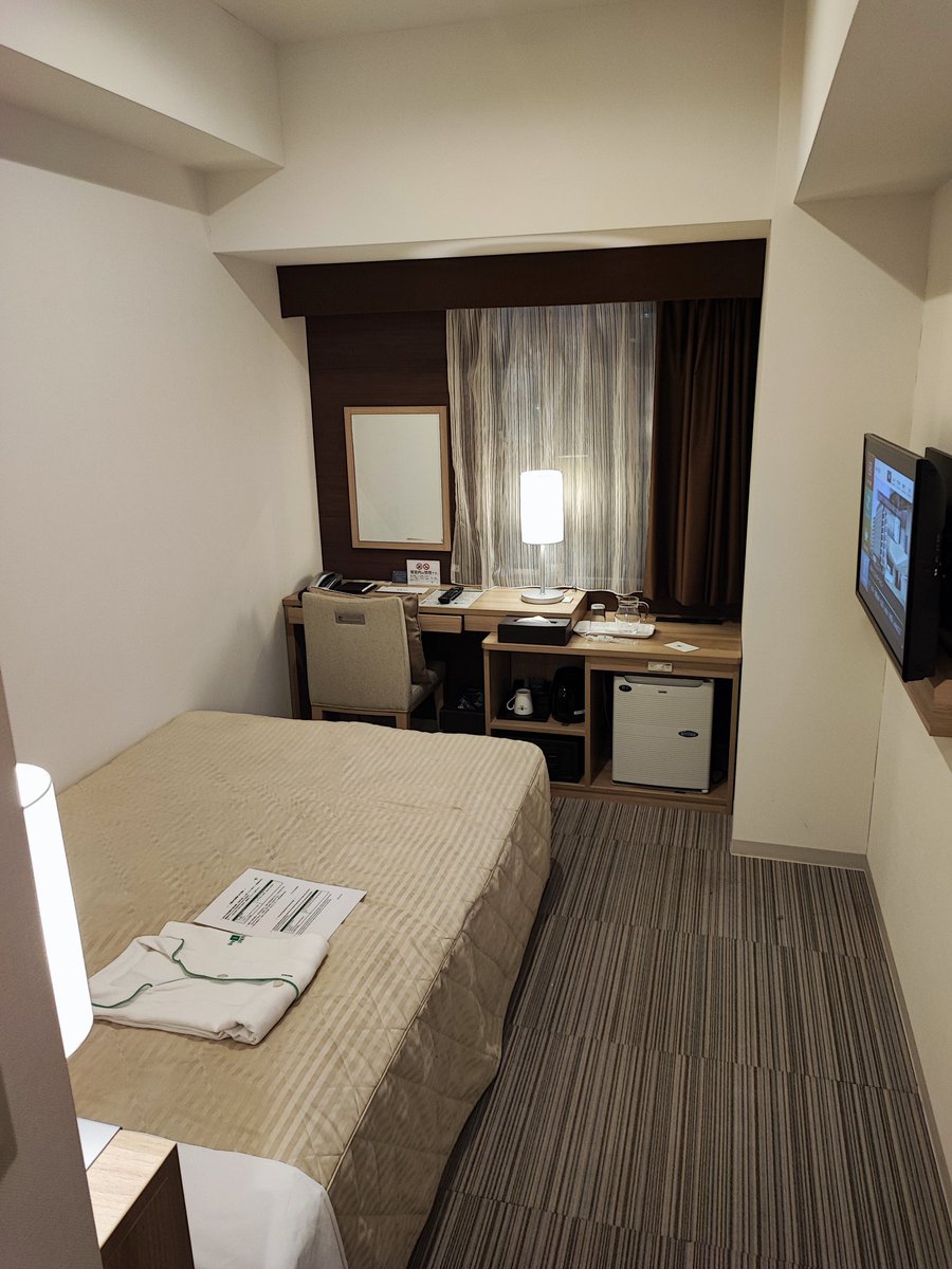 寄り道してようやくホテルへ
こんな綺麗な部屋で2泊10,000円は安すぎんか！？
慣れない満員電車と徒歩ですでに腰がよろしくない!!
#アビサポ
#神戸遠征