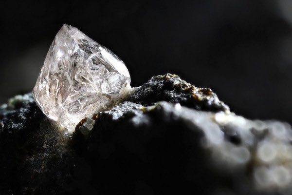I diamanti fanno ricchi gli umani. 
Mizrahi è pronta ad investire in questo business, in particolare controllo della purezza dei  grezzi
