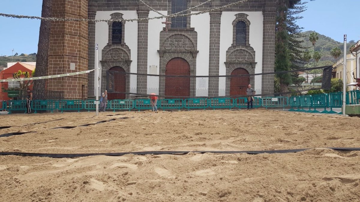 La Plaza del Pino (Teror, Gran Canaria) se viste de deporte con una imagen insólita😮 Durante 3 días, el centro de Teror es una playa de arena con la Basílica de fondo, donde se celebran las Jornadas de Tenis Playa, con el bicampeón del mundo de tenis playa, Antomi Ramos👏🏼🇮🇨
