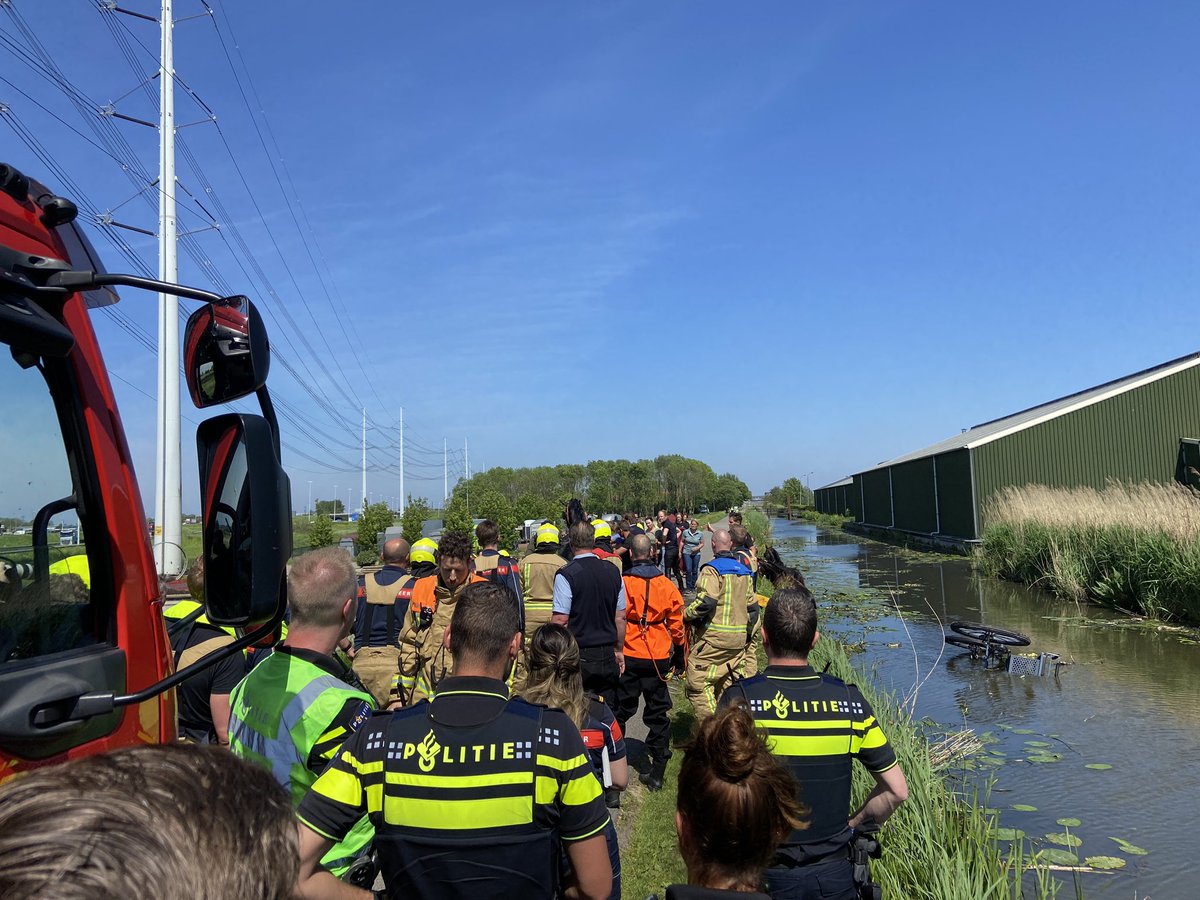 Tientallen hulpverleners ingezet voor vier paarden en een rijtuig te water aan de #Rijksstraatweg in Den Hoorn