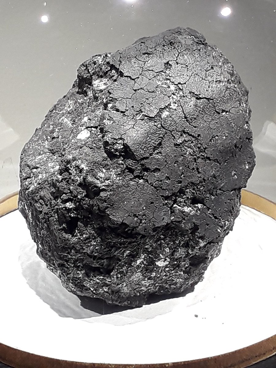 il y a 160 ans, la météorite d orgueil est tombé dans un champ de la commune d'Orgueil (Tarn-et-Garonne, France), au sud de Montauban. C'est une chondrite carbonée de type CI1, une espèce très rare. 

#astronomie #encychrono25