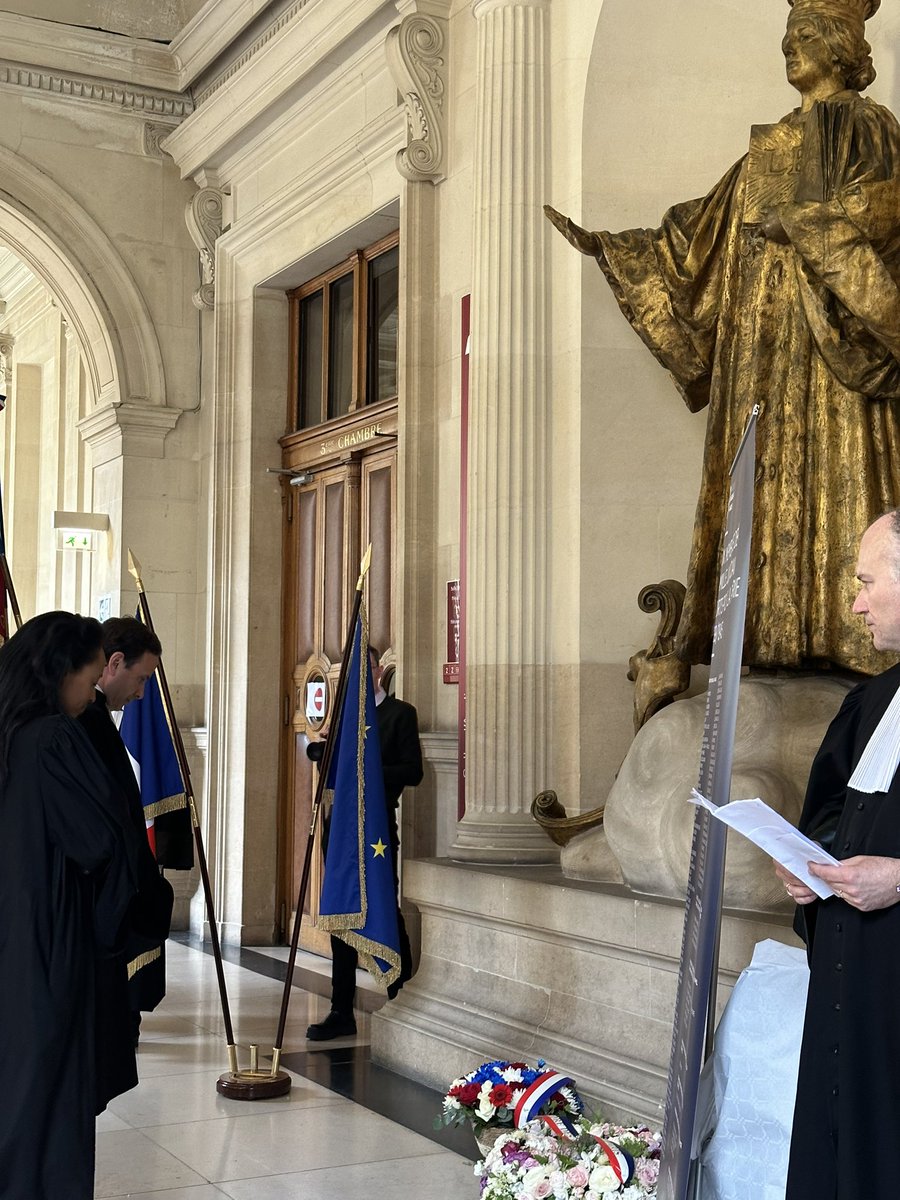Ce midi, au Palais de Justice, nous avons rendu hommage aux morts pour la France. Nous honorons à la fois le passé et les efforts continus de notre grande famille judiciaire qui défend et préserve notre liberté. #8mai #Hommage