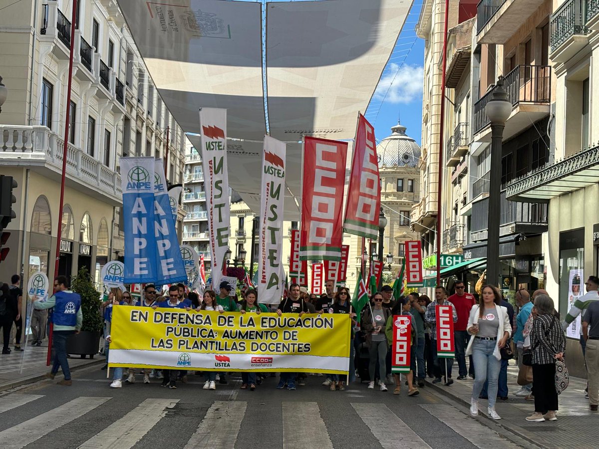 ✊Hoy 14 Mayo, las y los docentes andaluces hemos hecho huelga por nuestro trabajo y por la EDUCACIÓN PÚBLICA andaluza. Porque a los titulares de <a href="/EducaAnd/">Consejería Desarrollo Educativo y FP</a>  y al resto del  gob, de <a href="/AndaluciaJunta/">Junta de Andalucía</a>  no les importa lo más mínimo sólo pretenden desmontarla engañando a la ciudadanía.