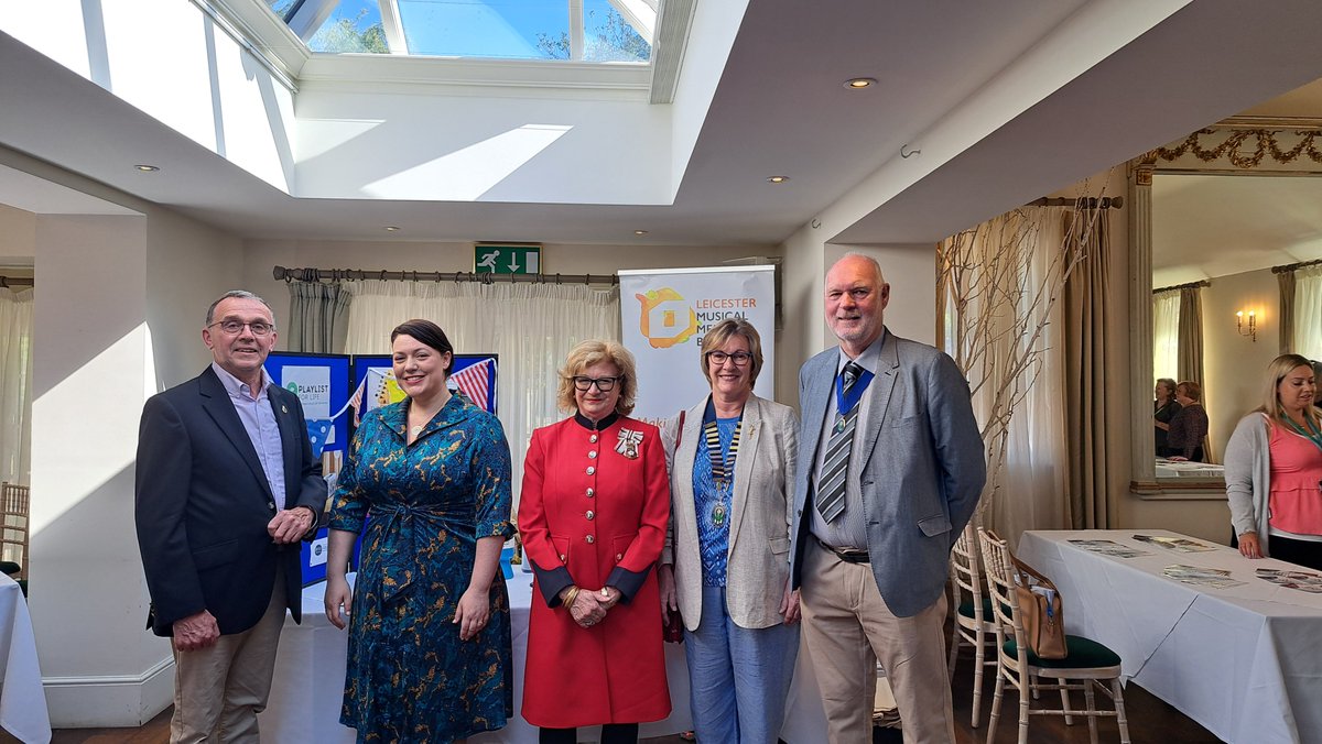 Delighted to support #DementiaActionWeek with @RutlandLL @aliciakearns & the Mayor of #uppingham. Really positive, well attended event with over 15 organisations taking part supporting families across #rutland