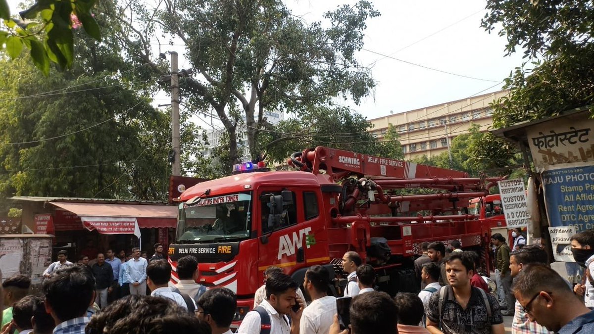Fire breaks out at CR building located at income tax office in Delhi : 21 fire tender engine present at the spot.

#CGNews    #Delhi     #Fire   #Incometax