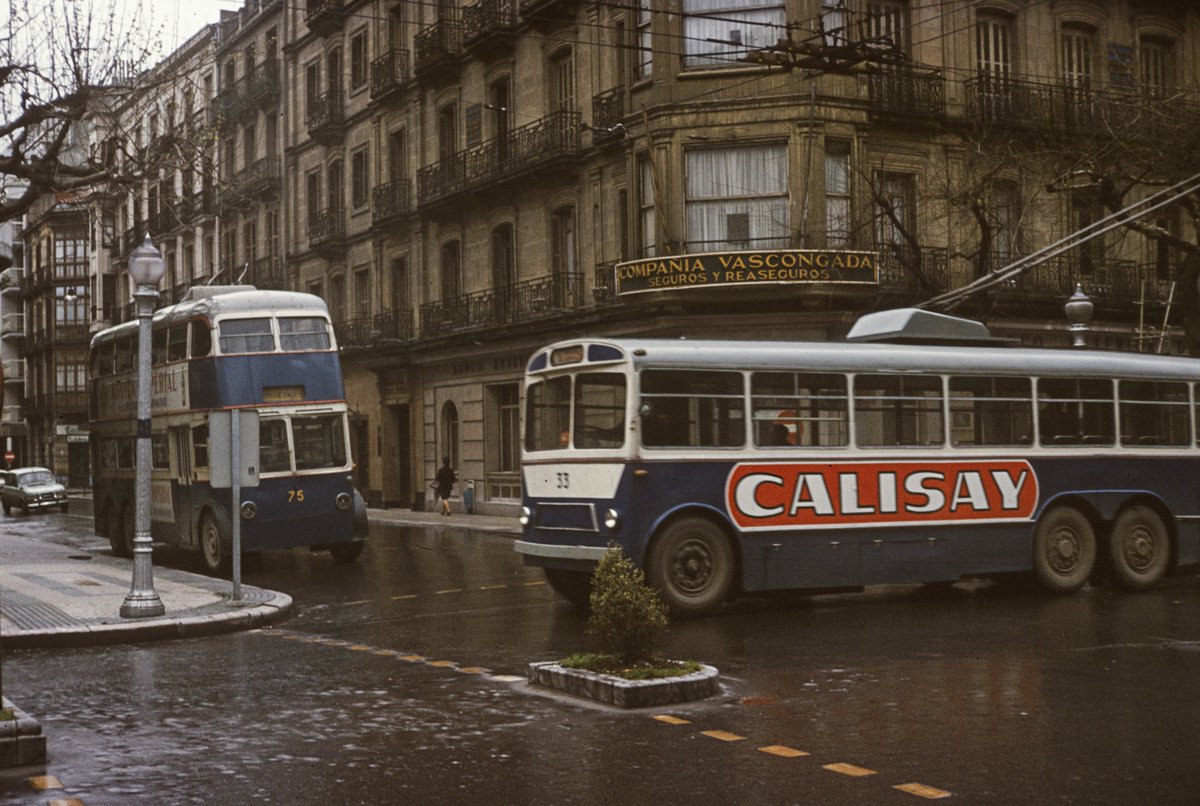 ESPAGNE Deux trolleybus à la rencontre de la Calle Bergara avec l'Avenida de la Libertad a San Sebastián en 1969