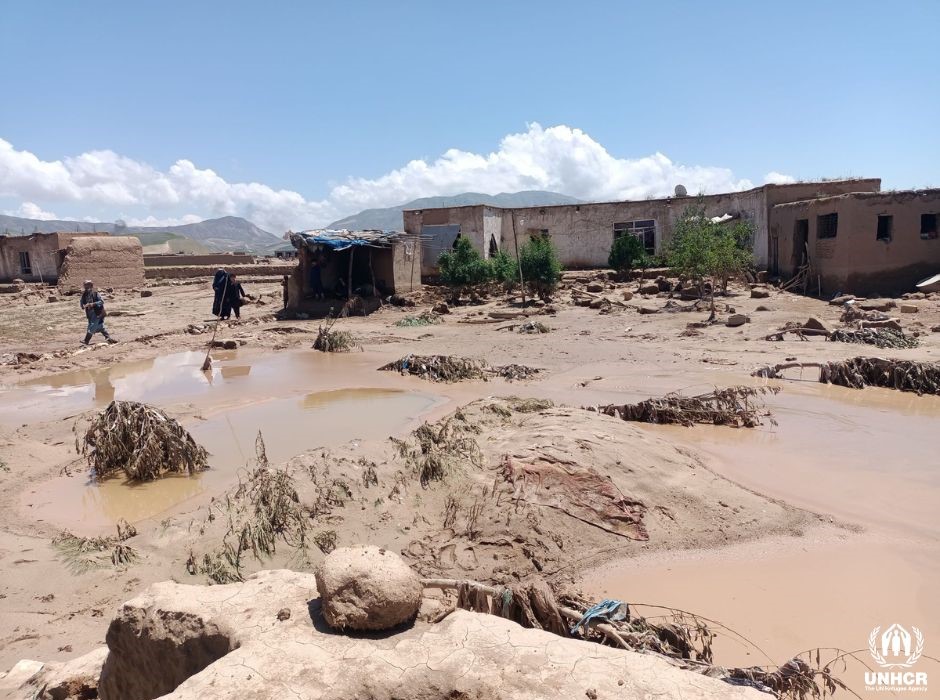 UNHCRAfg's tweet photo. UNHCR is ramping up efforts to support families who have lost their homes in recent flash floods in northern Afghanistan. Hundreds of tents and core relief items are on their way to support the survivors. https://t.co/z3UHVEcx1n