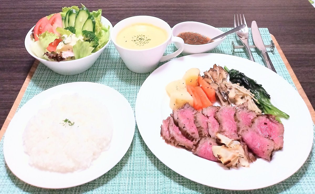 こんばんわ🌠 本日の夕食は🍴 特選近江牛モモ肉を✨ 香味野菜と🧄 じっくりオーブンで🔥 焼き上げたローストビーフ🥩 じゃがバター🥔 舞茸ロースト 人参グラッセ🥕 ほうれん草ソテー添え 彩りサラダ🥗 コーンポタージュ🌽 炊きたてライスです🍚 頂きま〜す🙏 #晩ごはん