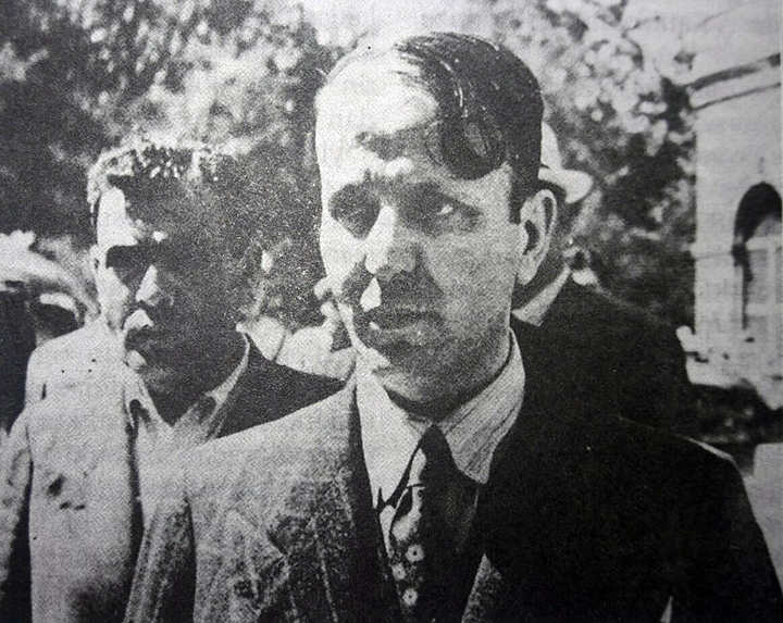 Büyük Atsız'ın Sabahattin Ali davası öncesinde çekilen bir fotoğrafı.

Bu yıl ki 3 Mayıs'ta yeni bir fotoğraf paylaşamamıştım. Disklerde bir dosya ararken buldum. Bu kadar net hali sanırım internette yoktur.