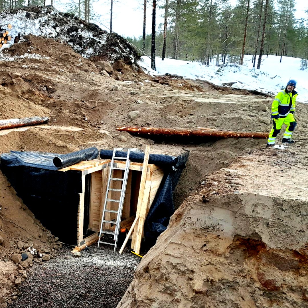 Puolustusvoimat ja kotimaiset rakennusalan yritykset harjoittelevat valmiusrakentamista kaikkialla valtakunnassa. Tänä keväänä on mm. testattu linnoitteiden rakennettavuutta talviolosuhteissa. Lumen keskisyvyys rakennuspaikalla oli 80 cm. #pvlogl #valmiusrakentaminen