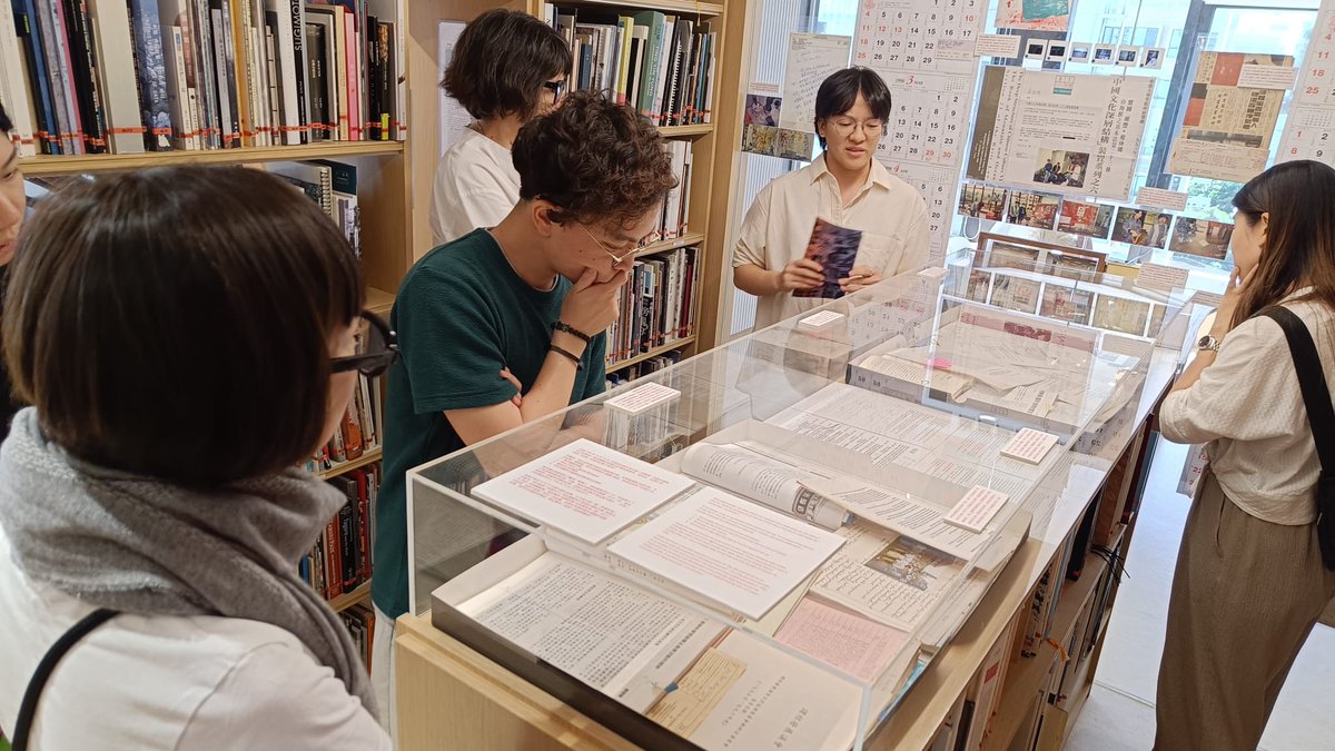 Incredible opportunity to explore the @AsiaArtArchive making our students at HKSW so welcome. A great discussion on the future of collecting, digitalization, and preserving art history. @rossparry @sarinawakefield #museumstudies #musetech #hongkongarts #hongkongmuseums