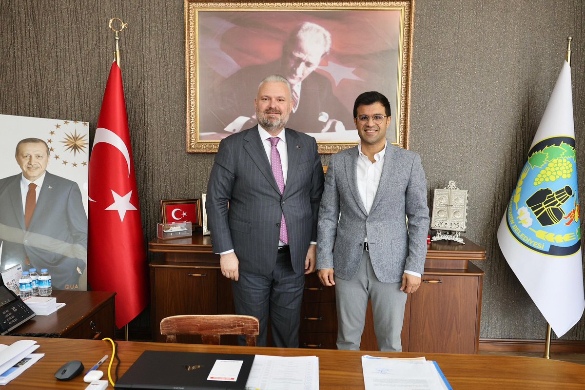 Menemen belediye başkanlığına seçilen Sn. Aydın Pehlivan’ı ziyaret ettim. 

Görev süresi boyunca yaptığı hizmet ve eserlerle Menemen’in çehresini değiştiren aynı zamanda gönüllere dokunan kıymetli başkanımızın bundan sonraki süreçte de hizmetlerinin artarak devam etmesini