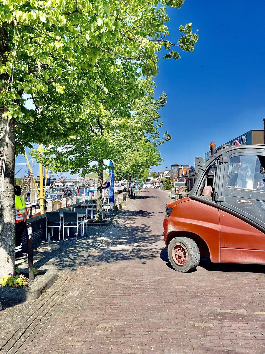 Werd vandaag het verhaal van teloorgang van de #garnalenvisserij tijdens het #koninklijkbezoek hier in #Zoutkamp gehoord? Het voor de zoveelste keer vertelde verhaal? Op de achtergrond het bezoek. Op de voorgrond werd gelost voor ‘t visrestaurant van #GaelePostma. Hoe lang nog?