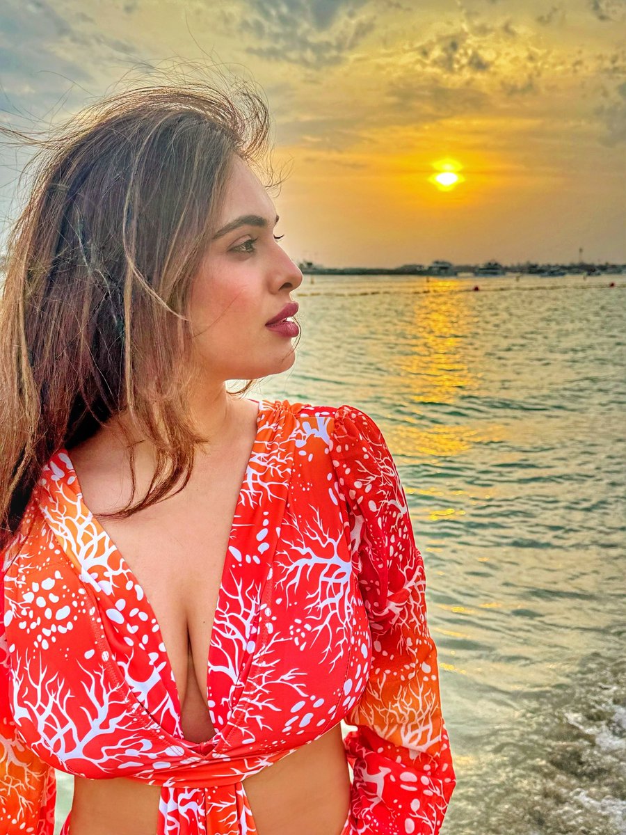 Born to chase Sunsets 🌅🧡🧡
:

:
#nehamalik #orangeisnewblack #sealover #sunset #sunsetlovers #beachvibes #dubaimarina #dubai #beachwear #beachgirl  #fashionblogger #LuxuryTravel