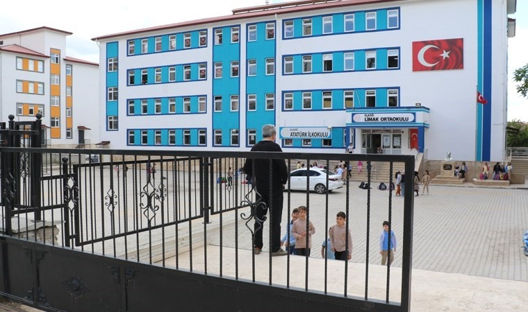 Elazığ'da 8’inci sınıf öğrencisi A.B., sınavda kopya çekmeye çalıştı.

Öğretmen A.K., kopya çektiğini fark ettiği öğrenci A.B.’nin sınav kağıdını aldı. 

Kağıdı almak isteyen öğrenci, kağıdını alamayınca yanında getirdiği bıçakla öğretmenini bacağından yaraladı.