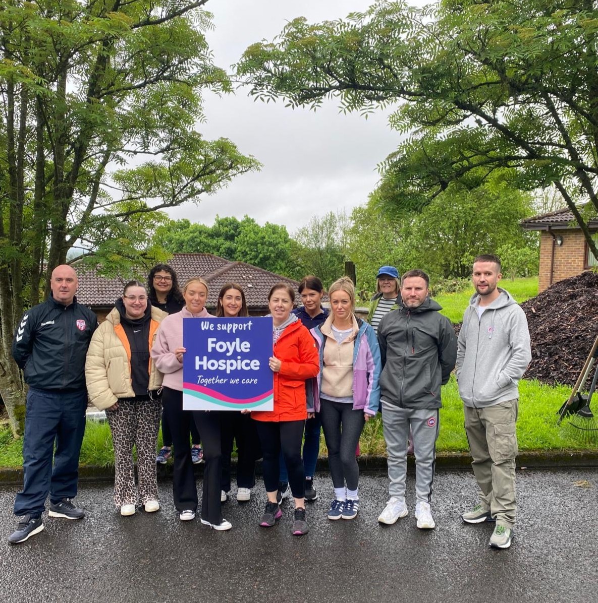 A big thank you to the wonderful volunteers from @AXA who are braving the rain and working hard in our Hospice gardens today! 🏡 If you would like to find out more about corporate volunteering, please visit: foylehospice.com/get-involved/c… #thankyou #AXA #volunteers