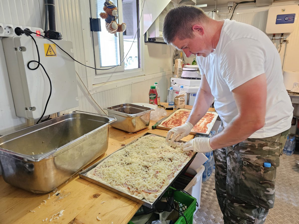 Pred dvorano Tabor v Mariboru si do 17. ure lahko ogledate vojaško opremo in oborožitev. Ob 14. in 16. uri tudi dinamična predstavitev Garde @Slovenskavojska, ves čas pa pokušina dobrot iz vojaške kuhinje. ❤️ pod unifirmo ❤️ za domovino