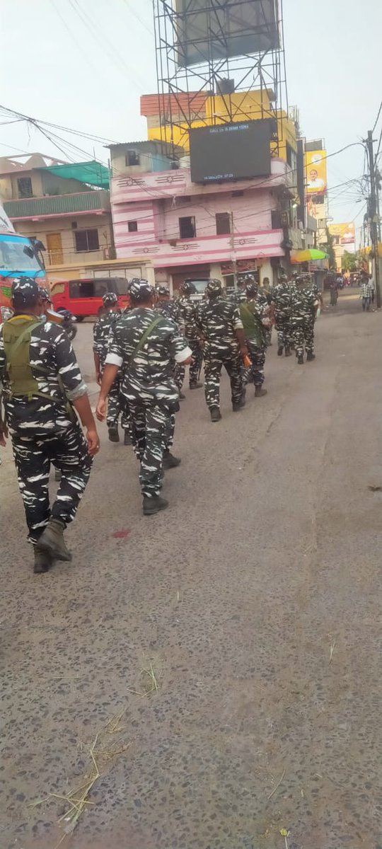 Ainthapali PS conducted flag March in different sensitive areas in view of upcoming general election 2024.
@odisha_police 
@DGPOdisha 
@DIGPNRSAMBALPUR