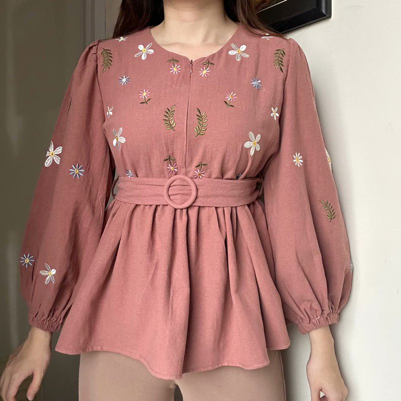 byraa___'s tweet image. Nemu toko yang jual blouse gemes-gemes banget, pilihan warnanya banyak. Modelnya gak pasaran semua nihh🌷