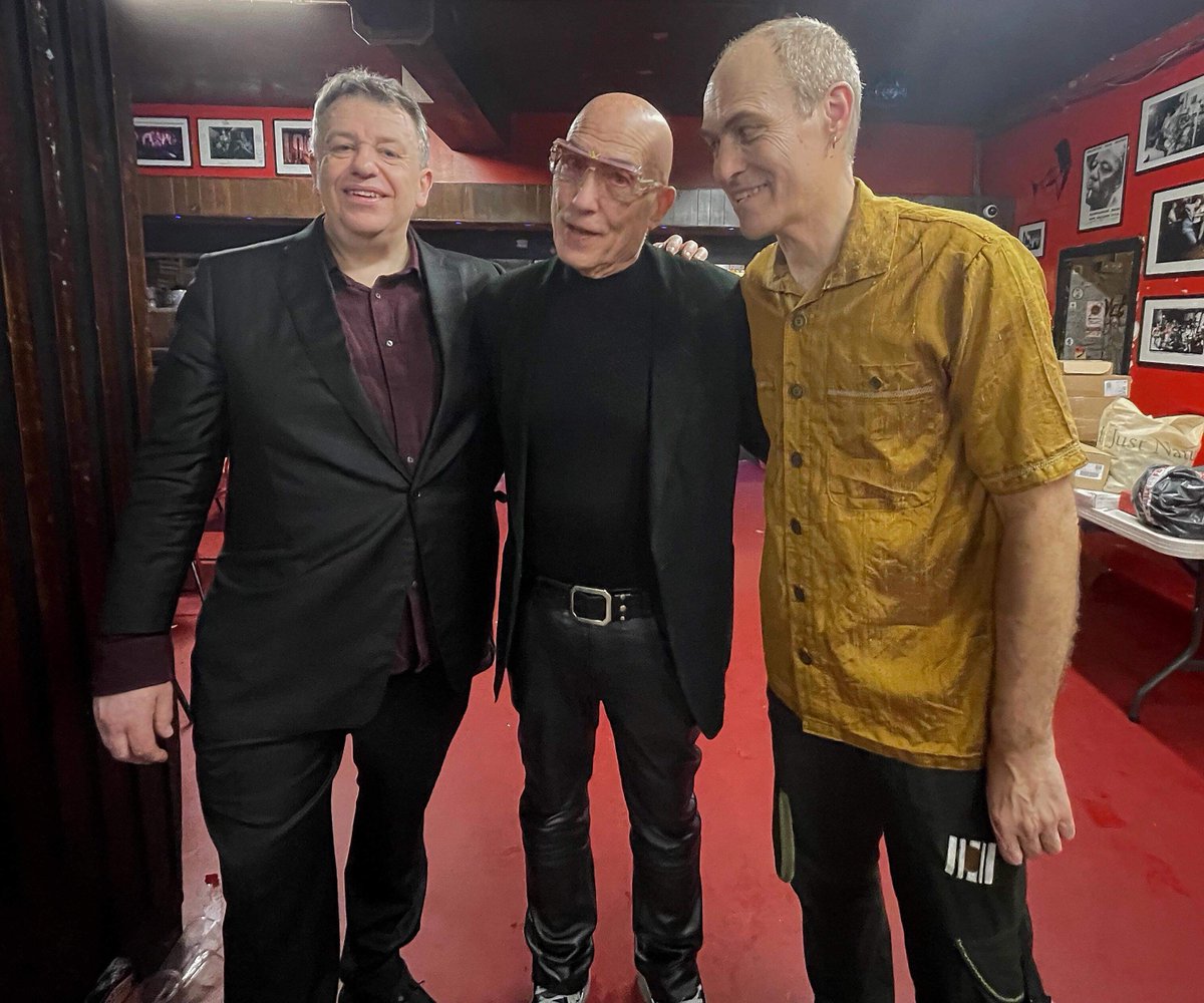 Rob, @jamessedge1 and @mikegarson post show at the 100 Club back in March 🌟 

We're very excited to get back on stage again - tickets for our Nov 2nd show at The Cutting Room in NYC are on sale now: shorturl.at/asBCN