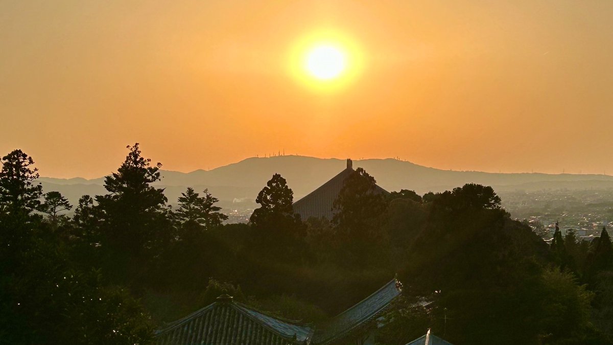 東大寺二月堂は美しい夕日が見られる絶景スポット。眼下に見えるのは大仏殿の大屋根です。🌅