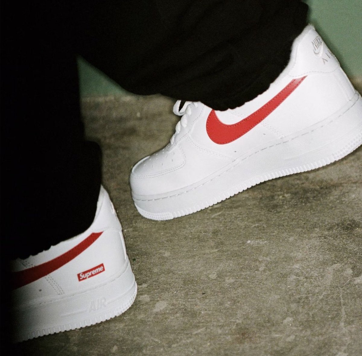 Supreme x Nike Air Force 1 'Chinese Red'

An exclusive Supreme x Nike AF1 will be releasing in Supreme Shanghai store only soon