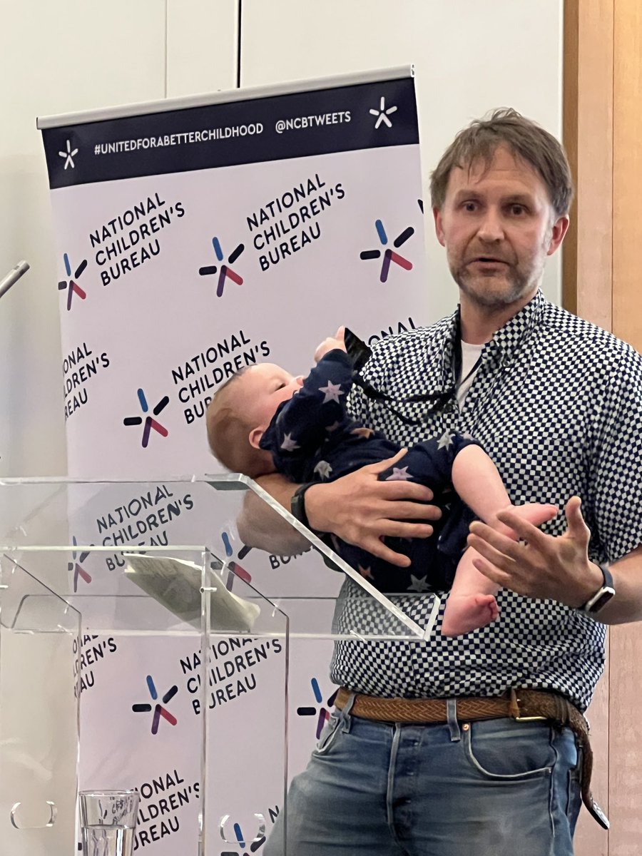 @AnnaFeuchtwang @Rachel_deSouza @ChildrensComm @AshleyDalton_MP @UKLabour @timloughton @Conservatives @munirawilson @LibDems @CroydonRiaPatel @TheGreenParty @Become1992 A dad brings his baby to the lectern to ask for early years support to focus on improving parent / child attachment rather than just getting parents back to work. #Appgchildren