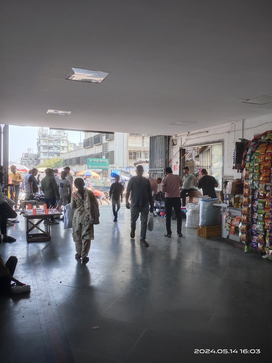 #Mumbai @grpmumbai has given NOC to #IllegalHawkers to operate inside the @Central_Railway Masjid Station booking office. The same authority that issues NOC to all illegal activities . @RailMinIndia @drmmumbaicr