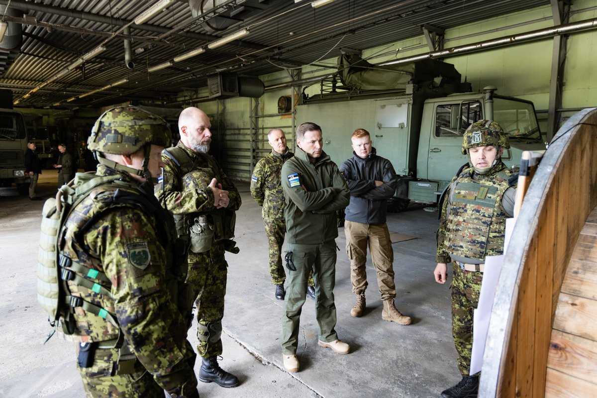 Minister of Defence @HPevkur , accompanied by the Deputy Commander of 🇪🇪 @Kaitsevagi, Brigadier General Andrus Merilo, visited Spring Storm exercise, where they met with allies, reservists, and members of Kaitseliit preparing for upcoming training battles in Western Estonia.