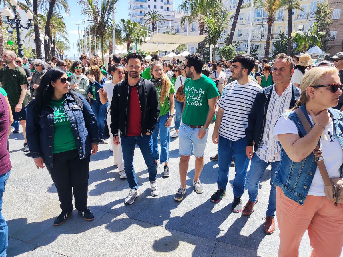 Multitudinaria manifestación en defensa de la #escuelapública por las calles de Cádiz 🤩 Hoy salimos a luchar por una mayor inversión en la educación pública, por el refuerzo en las plantillas, por la bajada de ratio y frente al maltrato de la Junta y de @JuanMa_Moreno ✊💚