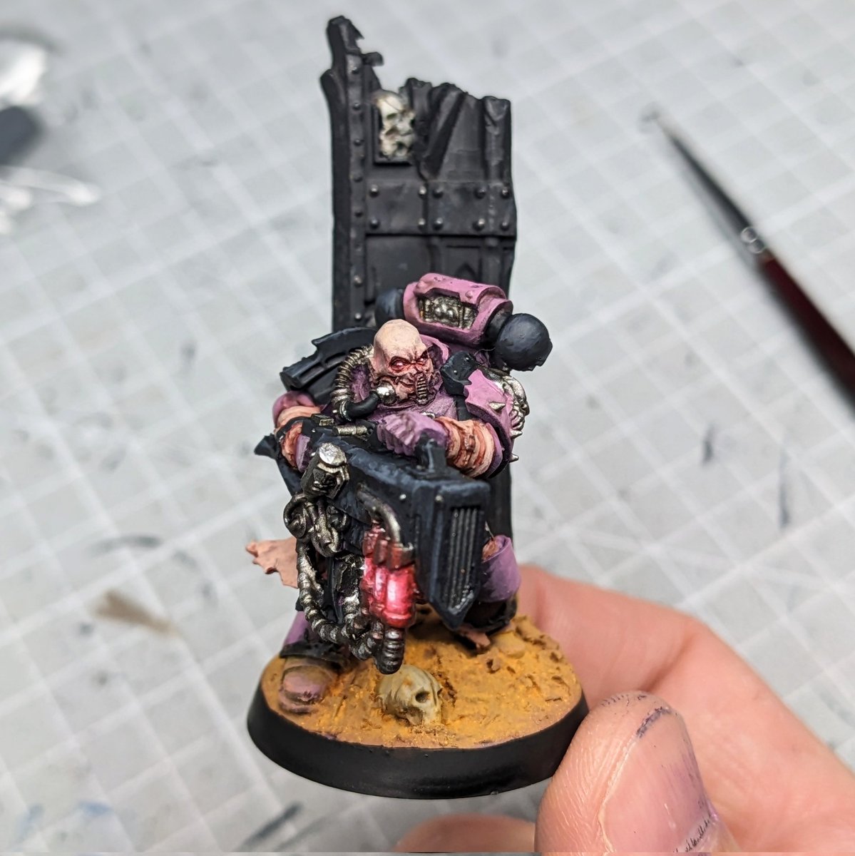 I've wanted to paint an Emperors Children model for so so long. Finally scratched the itch but now I'm worried it's a new obsession. #warhammercommunity