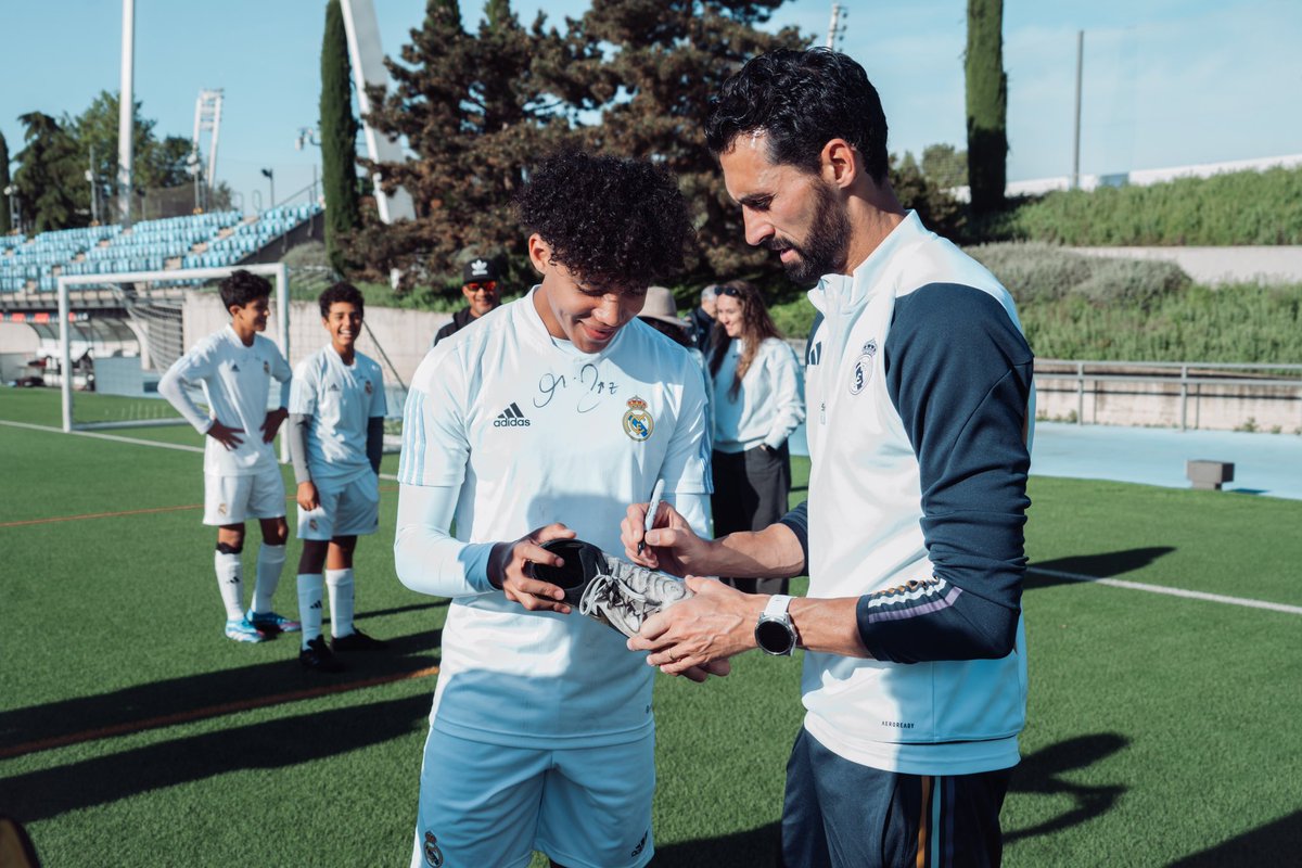 WakatakeGroupJP's tweet image. 元レアル・マドリードの選手@aarbeloa17が、マドリードで行われたWAKATAKE育成プログラム@isekeducacionの選手たちを訪問‼︎選手たちは、チリ、コスタリカ、メキシコ、パラグアイ、アメリカの5つの異なる学校からご参加頂きました🔥⚽️
#immersionprograms #SEKInternationalSchool 
#VamosWakatake