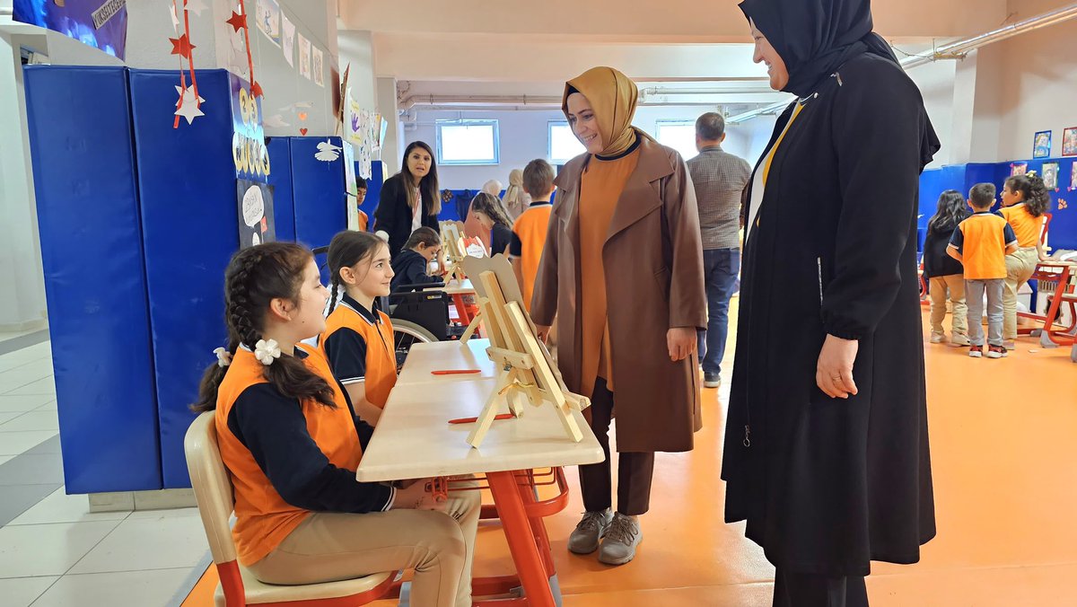 memsancaktepe's tweet photo. ♦️Millî Eğitim Müdürümüz @halebagceozbas, “Geleceğin Yazarları Projesi” kapsamında öğrencilerimiz tarafından hazırlanan “Kalemimle Yeşeren Hayallerim” adlı kitabın imza gününe katılarak öğrencilerimizi tebrik etti.✨✍️

📍Yenidoğan 19 Mayıs İlkokulu

@tcmeb @istanbulilmem @TC_sancaktepe
