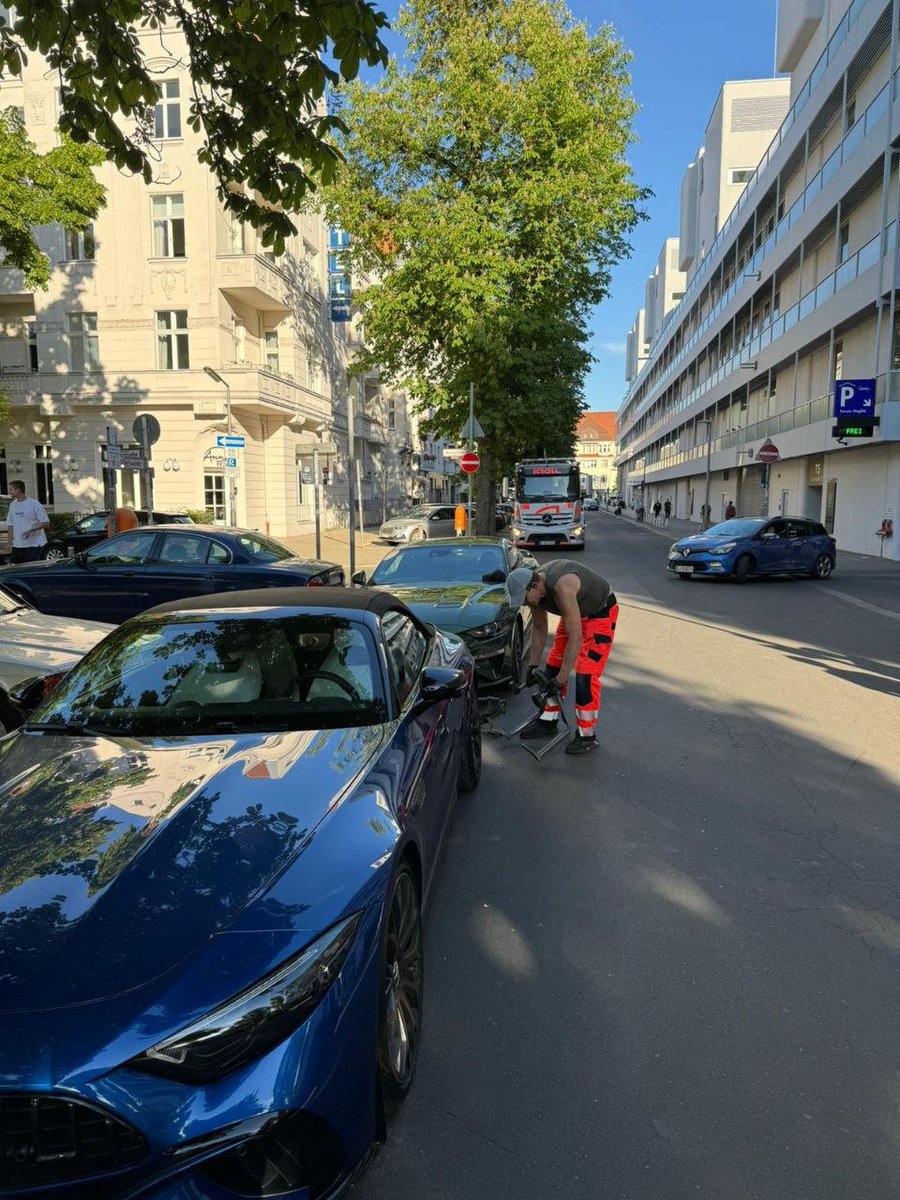 polizeiberlin's tweet photo. Gestern Nachmittag waren wohl zwei junge Männer der Meinung, die Bundesallee in #Wilmersdorf sei eine Rennstrecke. Denn sie fuhren über 130 bei erlaubten 50 km/h.
Zuschauer war "leider" eine unserer Zivilstreifen:
➡️Rennen gestoppt
➡️Fahrzeuge beschlagnahmt
➡️Führerschein weg
PM:https://t.co/r6aWgCk3PZ
^tsm