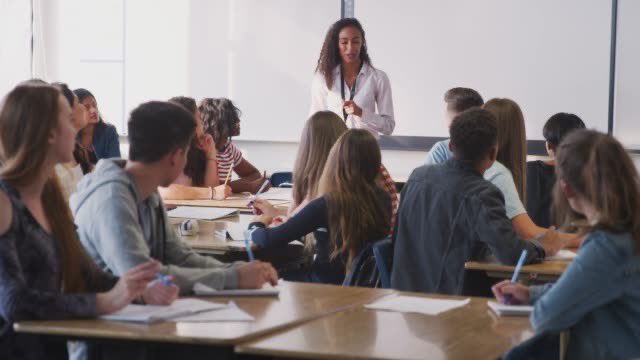 Une mission interministérielle est chargée de la mise en œuvre de la politique de prévention et de lutte contre les dérives sectaires. Les programmes scolaires du secondaire devront intégrer une sensibilisation aux dérives thérapeutiques et sectaires. Art. 1er loi du 10/05/24