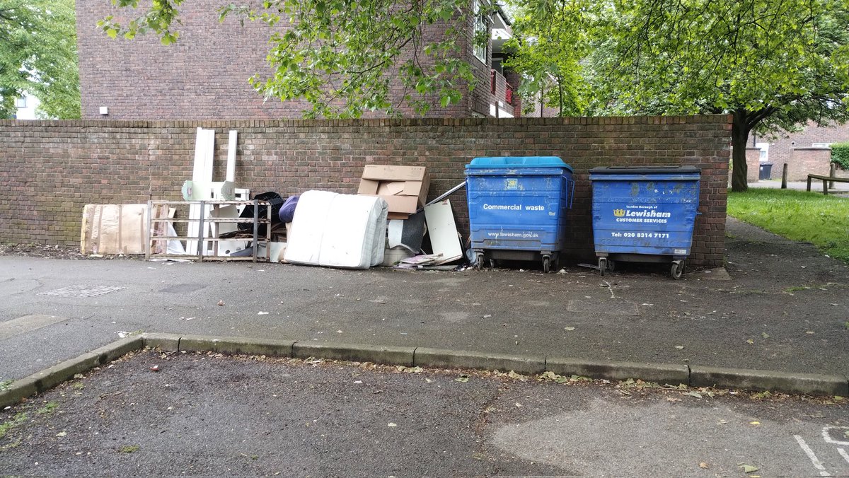 Estate bin day. The mess was cleaned, the bins emptied, the flytipping remains. It will be cleared ready for the next lot. And so the cycle goes on. Why are the bins here? What is the @LewishamCouncil doing to tackle the flytipping? No idea. #litter #rubbish #flytipping #se26