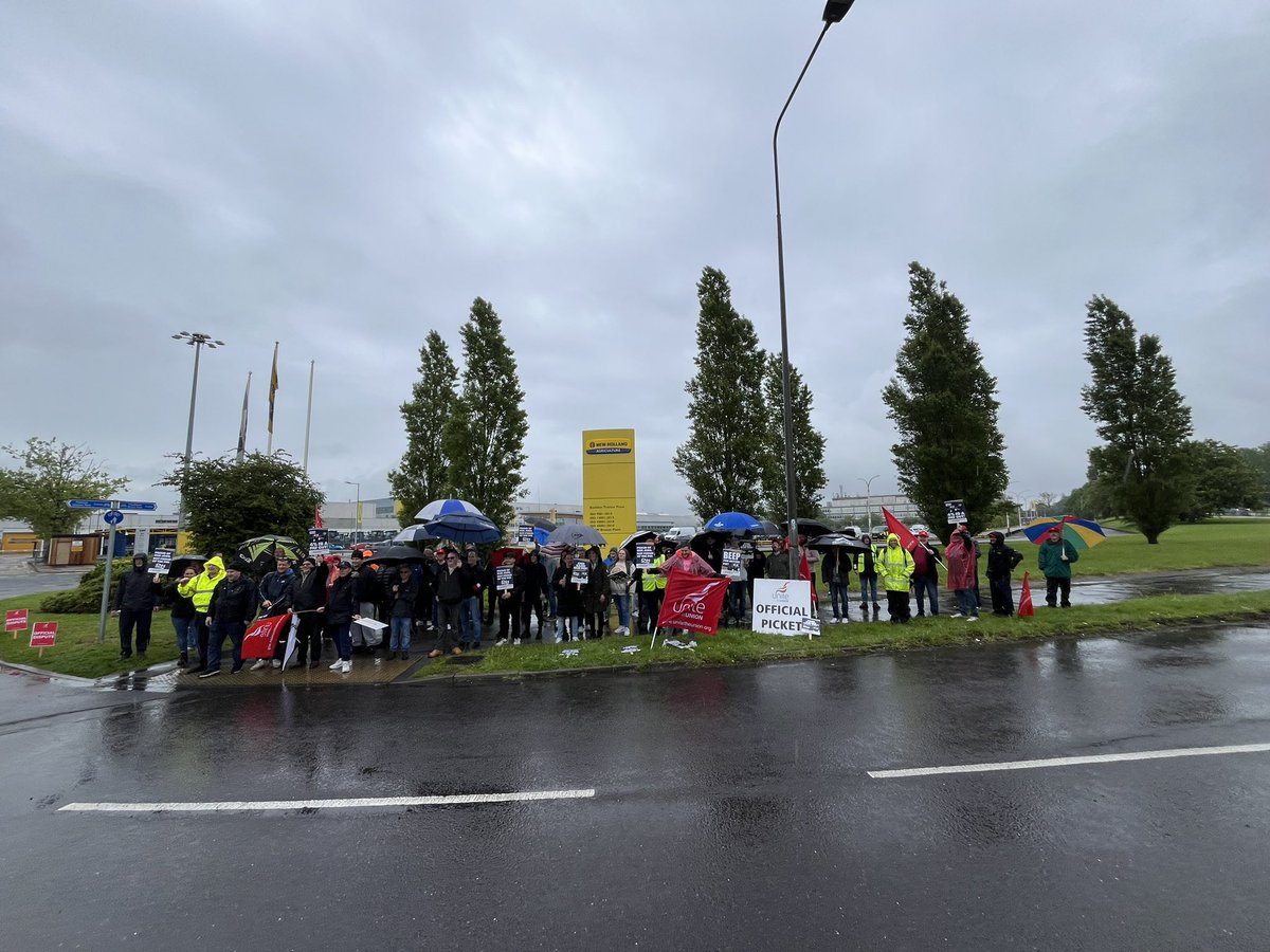 @unitetheunion members in @UniteLondonEast employed by @CNHIndustrial in #Basildon, took to the picket line this morning, despite pouring rain, in the first of a number of strikes. #strike #workersstrike unitetheunion.org/news-events/ne…