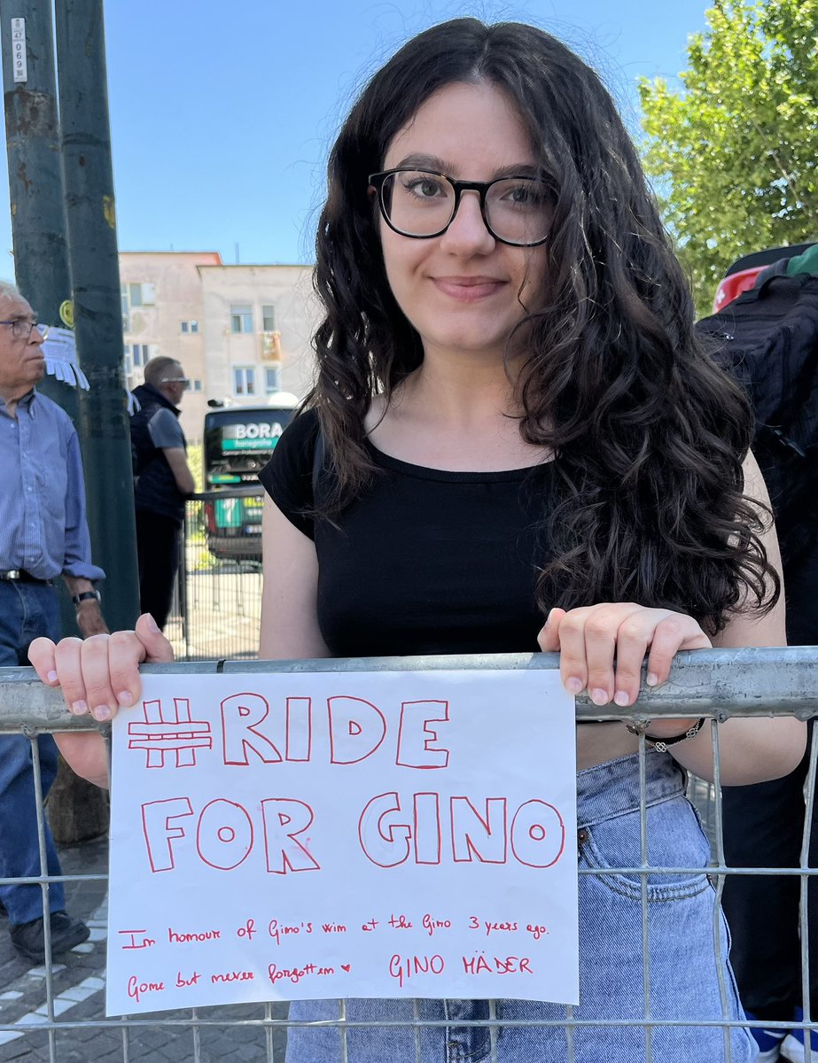 Oggi alla partenza da Pompei c’era Roberta a ricordarci che 3 anni fa #GinoMäder vinceva al #Giro…e che per questo e molti altri motivi non sarà dimenticato #RideForGino #Gironimo