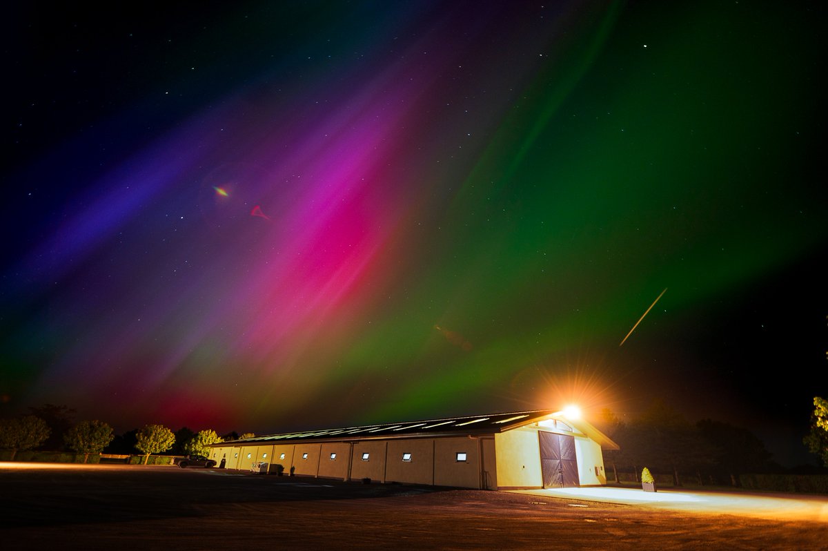 The spectacular Northern Lights shining bright over one of the foaling units @coolmorestud on Friday night #Coolmore #HomeOfChampions