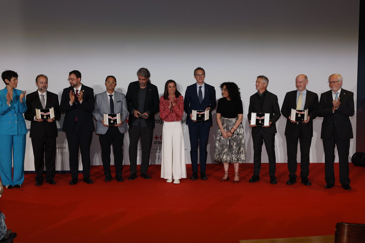 La Reina entrega las medallas de Oro de Cruz Roja Española al Centro San Camilo, a la Federación Española de Enfermedades Rareas, el cineasta Fernando León de Aranda, el investigador Fernando Valladares, la Fundación Neuroderechos liderada por Rafael Yuste y la agencia de…