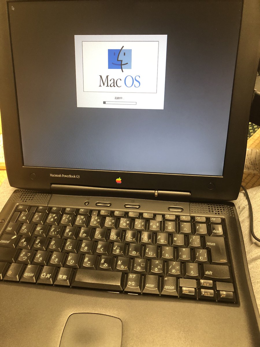 f1olympic_poker's tweet image. 先日のPowerBook G3（98年）の交換用ハードディスクを買い、古いHDDデータのバックアップとともにOS 8、OS 9、OS Xのトリプルブートにした。
Macの買い替えで失われたデータや、昔のOSでないと参照できない情報もあるので、こうして動くのはありがたい。
#apple #powerbook #powerbookg3 #macbookpro